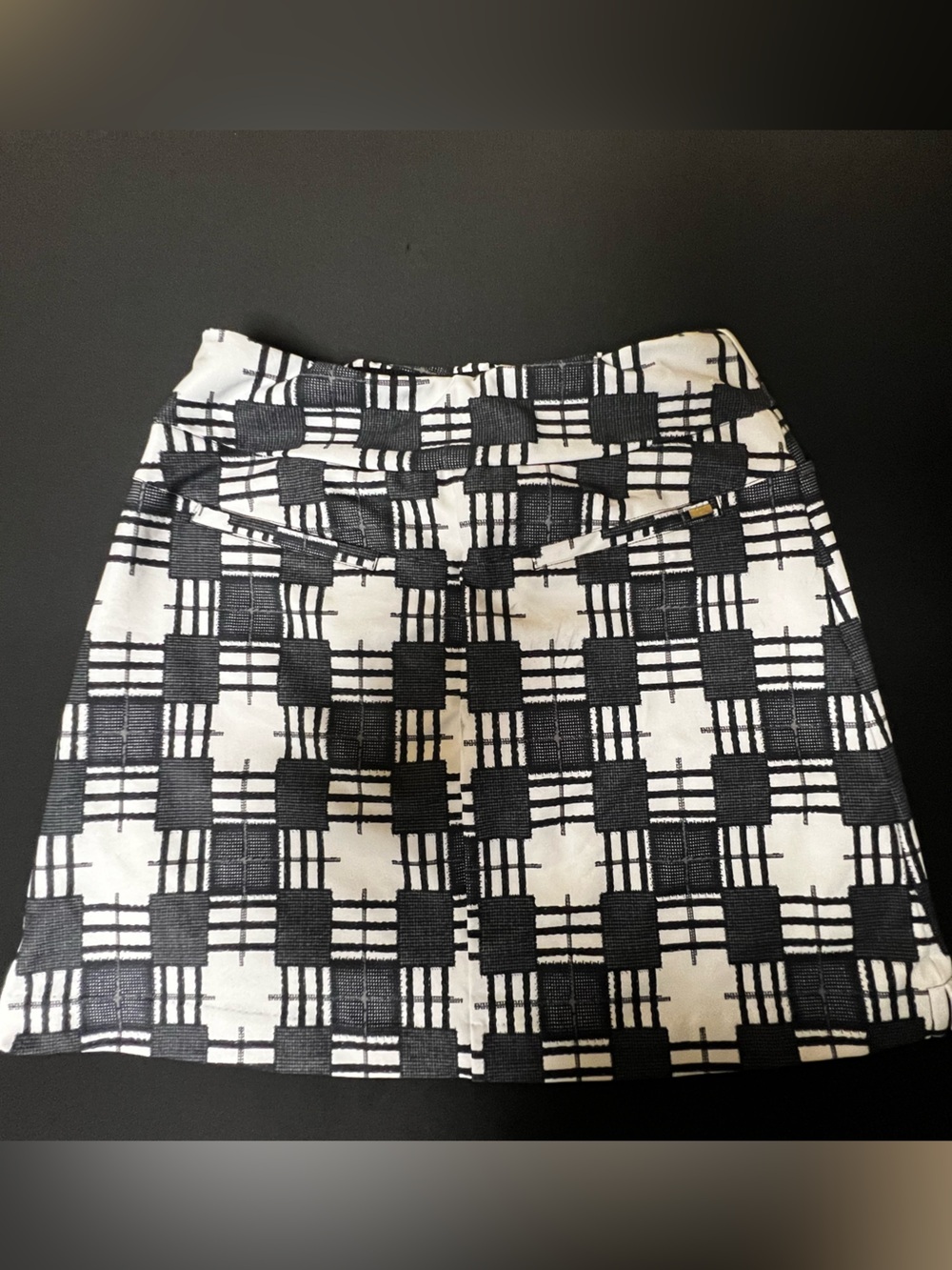 “TAIL” SIZE 2 A-LINE SKORT W/WHITE SHORTS. BLACK & WHITE GEOMETRIC PATTERN.